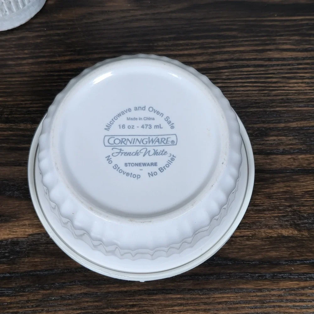 CorningWare French White 16 oz Round Fluted‎ Stoneware Dish with Lid